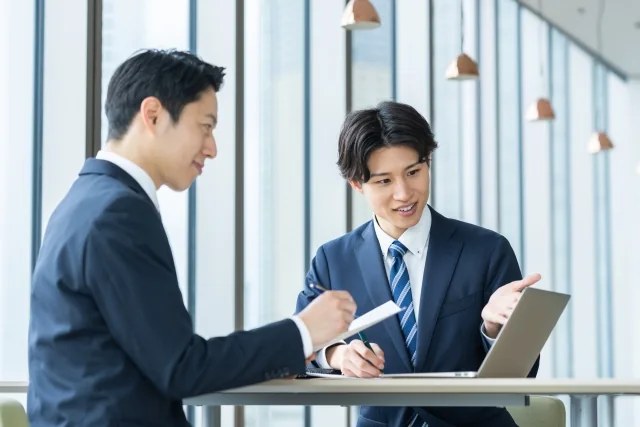売却活動の進捗を打ち合わせする様子