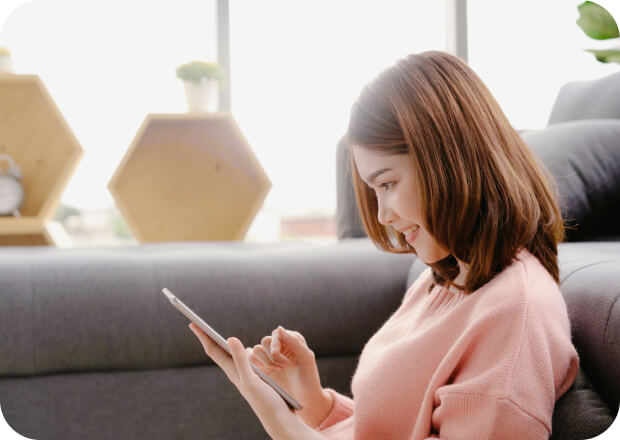 スマートフォンを操作する女性