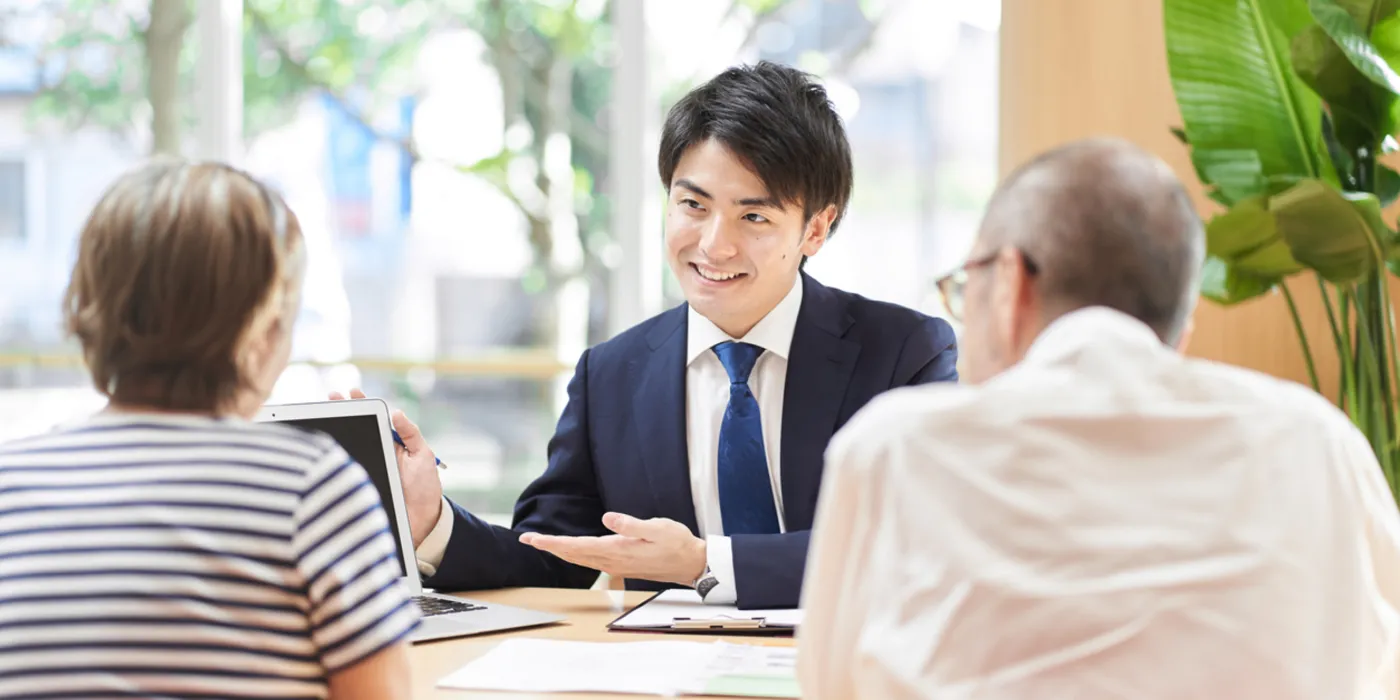 ご夫婦が専門家に相談している様子
